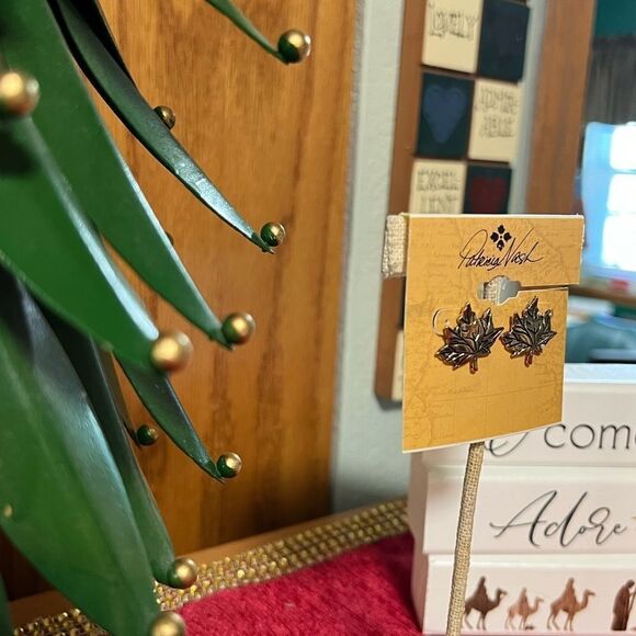 NWT Patricia Nash Gold Leaf Stud  Earrings #PNER - Picture 3 of 7